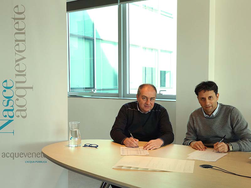 Il Presidente di Polesine Acque, Alessandro Ferlin (a sinistra) e il Presidente di CVS, Piergiorgio Cortelazzo (a destra) firmano l'atto di fusione